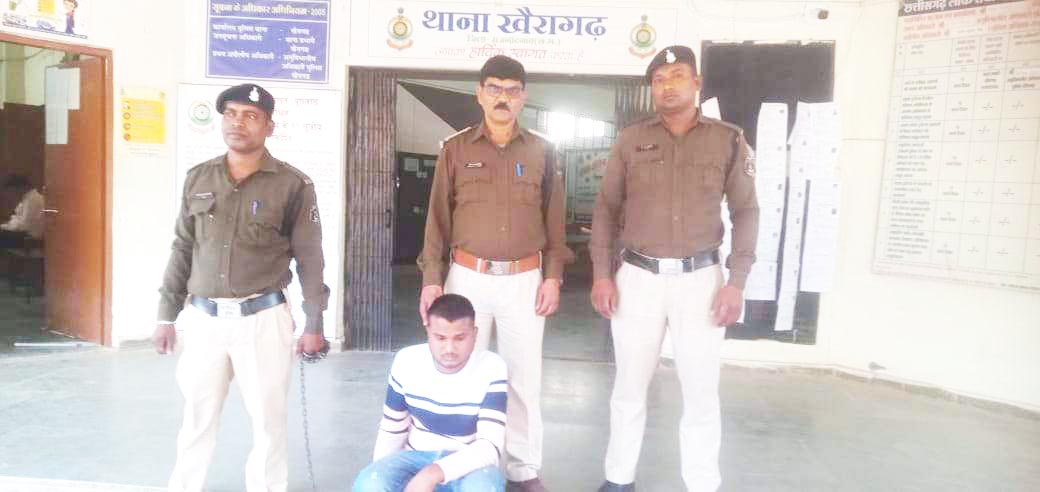 स्टेनोग्राफर की नौकरी के लिए ऐंठे तीन लाख