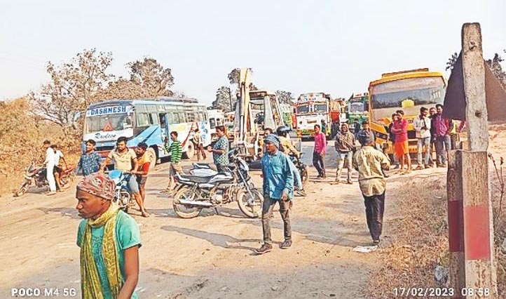 लगातार जाम के कारण सडक़ निर्माण में आ रही बाधा, रात में काम निपटाने की जुगत