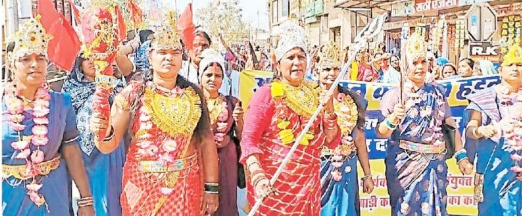नवदुर्गा का रूप धरकर आंबा कार्यकर्ताओं ने निकाली रैली