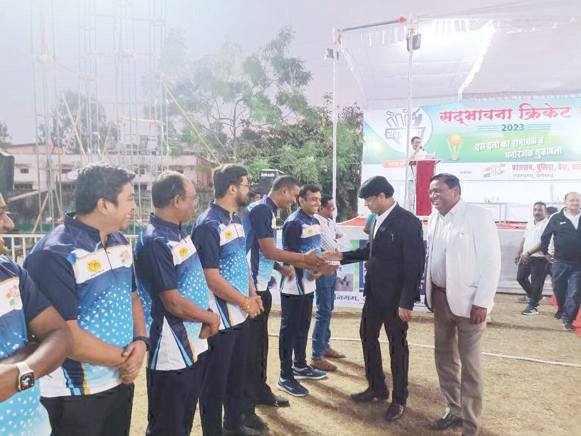 जिला एवं सत्र न्यायाधीश के हाथों पी-4 सद्भावना क्रिकेट लीग का शुभारंभ