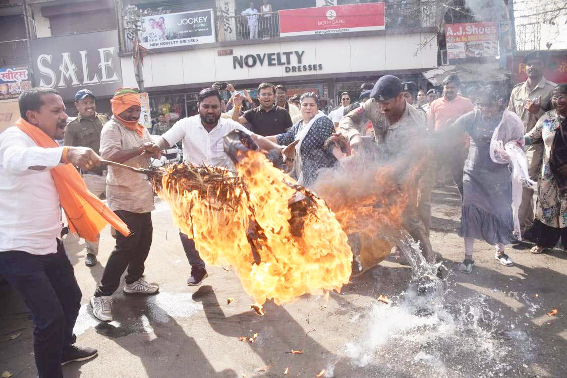 महिला मोर्चा ने फूंका सीएम का पुतला