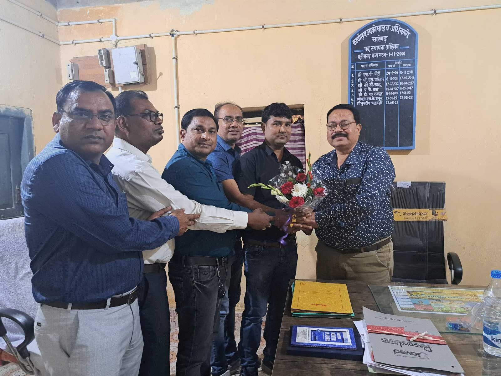 जिला कोषालय अधिकारी का स्वागत जिला कोषालय अधिकारी का स्वागत