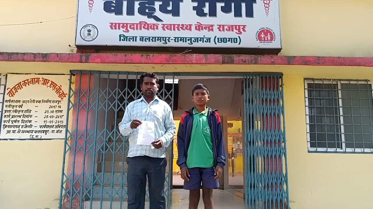 गणित का सवाल नहीं बताने पर शिक्षक पर स्कूल के छात्राओं से पिटवाने का आरोप