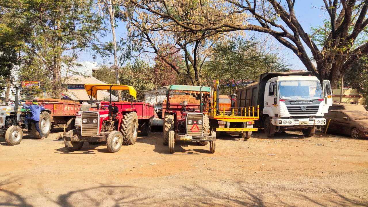 चूना पत्थर-रेत का अवैध परिवहन, 6 हाइवा व 8 ट्रैक्टर-ट्रॉली जब्त