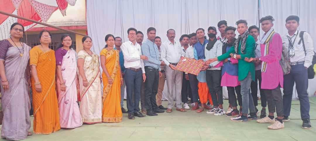 फरसियां स्कूल में विदाई समारोह