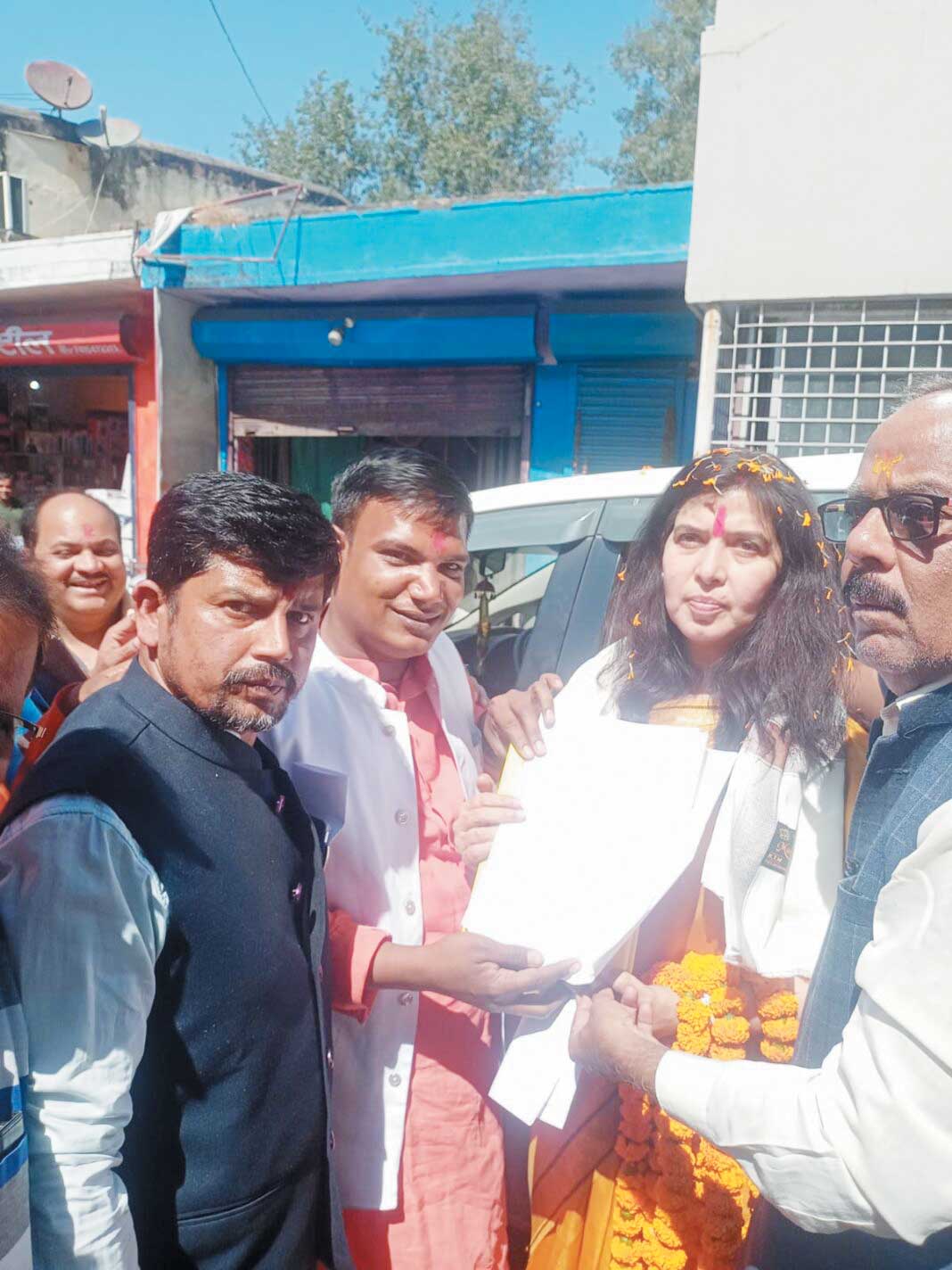 सांसद सरोज को सौंपा ज्ञापन