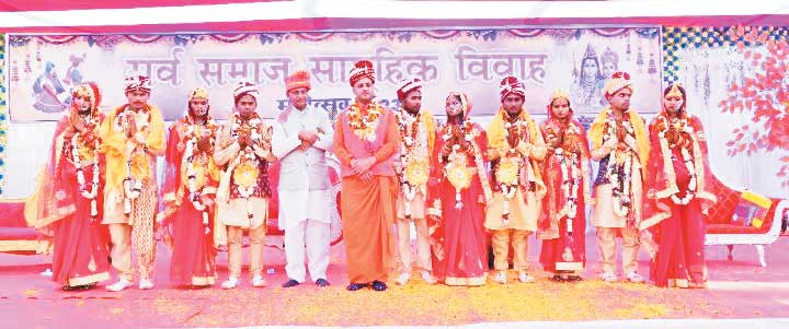 सर्व-समाज सामूहिक विवाह में 5 निर्धन कन्या परिणय सूत्र में बंधे