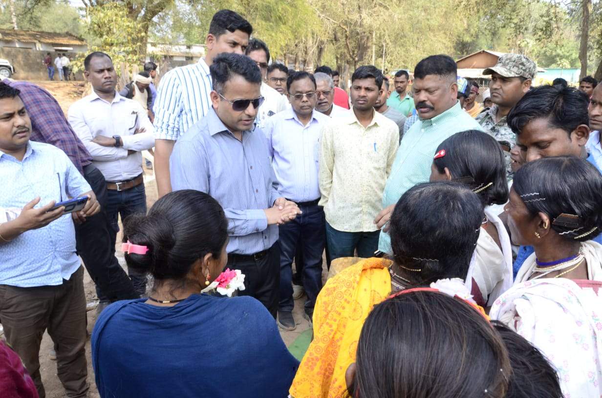 योजनाओं की जमीनी हकीकत जानने कलेक्टर ने जिले के अंतिम छोर में दी दस्तक