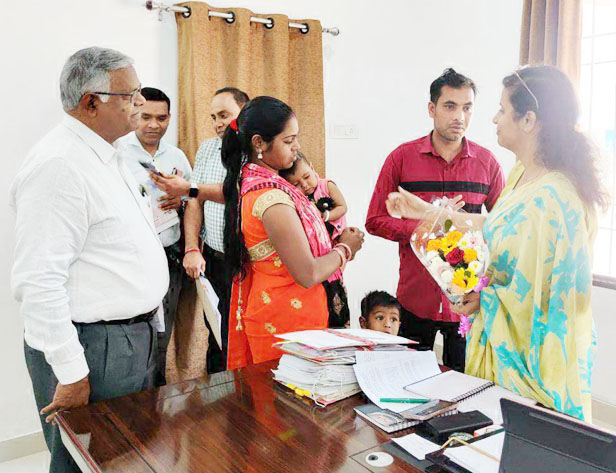 चिरायु योजना से लाभान्वित नन्हीं आरूषि के माता-पिता ने कलेक्टर को धन्यवाद दिया चिरायु योजना से लाभान्वित नन्हीं आरूषि के माता-पिता ने कलेक्टर को धन्यवाद दिया