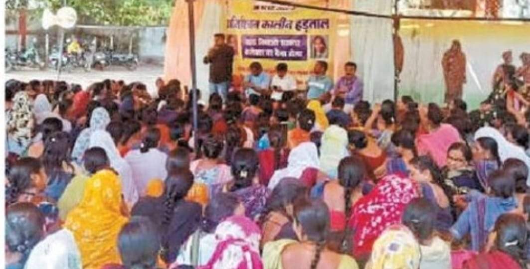 बेमुद्दत हड़ताल पर आंगनबाड़ी कार्यकर्ताएं