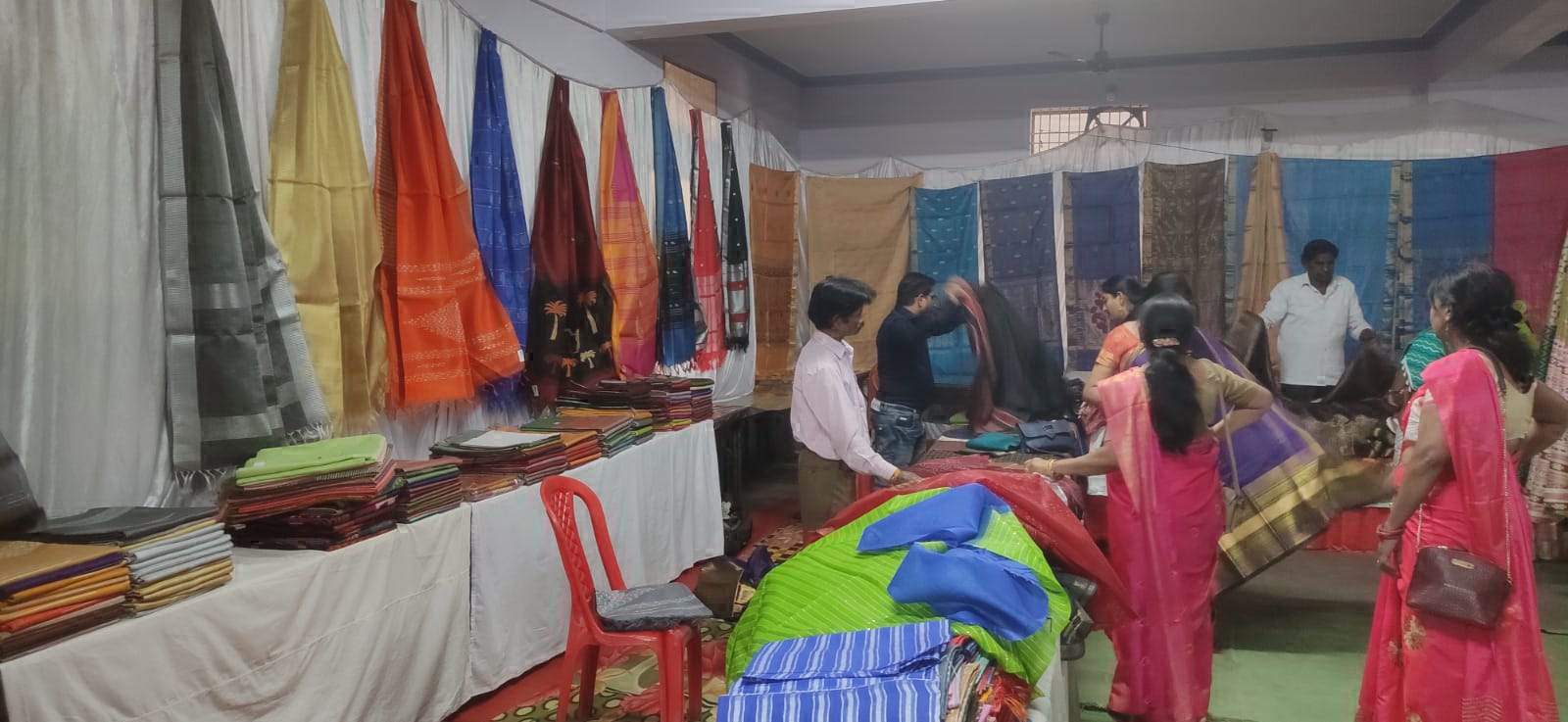 कोसा हाथकरघा वस्त्रों का सजा बाजार, 1 मार्च तक लगेगा प्रर्दशनी सह-विक्रय कोसा हाथकरघा वस्त्रों का सजा बाजार, 1 मार्च तक लगेगा प्रर्दशनी सह-विक्रय
