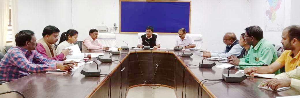 कलेक्टर ने जिले के चिन्हांकित दुर्घटना वाले स्थानों पर गति अवरोधक बनाने दिए निर्देश