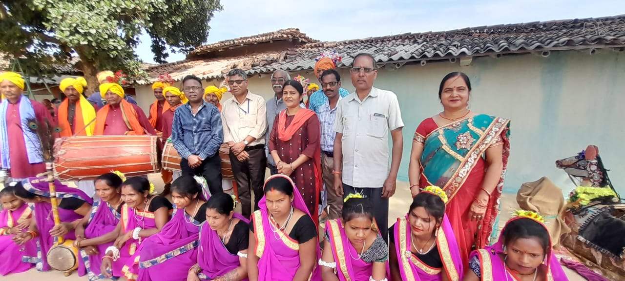 लोक नृत्य के संग्रहण शोध व संवर्धन पर लोक मंजरी का 6 सदस्यीय दल सरगुजा में कर रहा अध्ययन
