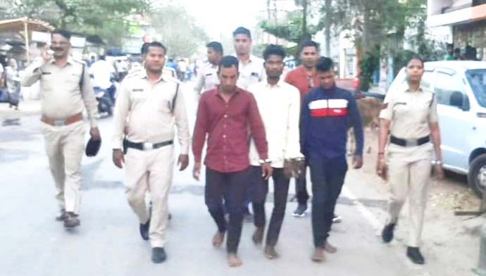 नर्सिंग छात्रा से लूटपाट, गैंगरेप की कोशिश, 4 आरोपियों की परेड निकाली