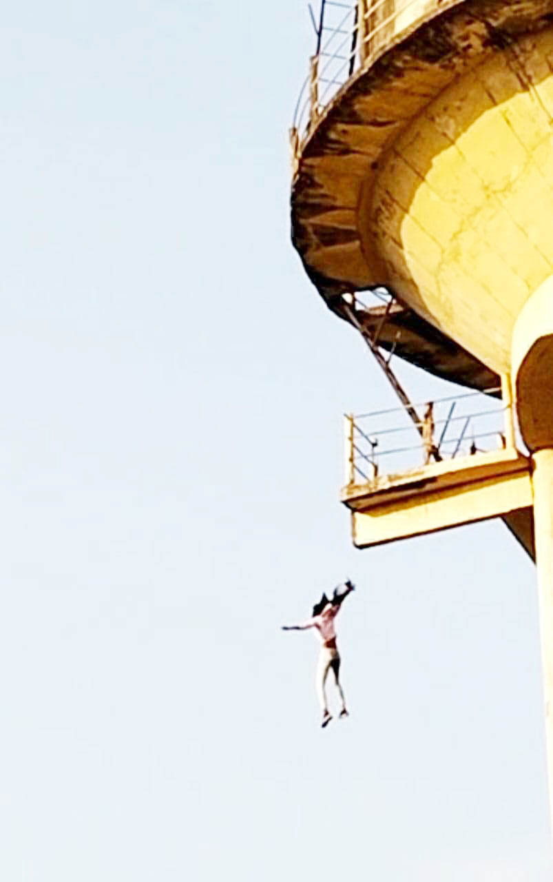 विवाहिता पानी टंकी से कूदी, गंभीर