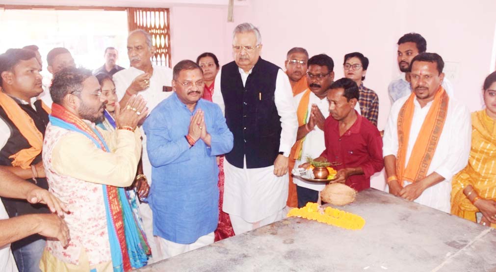 पीएम की मन की बात सुनने रमन पहुंचे शक्ति केंद्र, 98वें कड़ी में दिए संदेश को अभूतपूर्व बताया