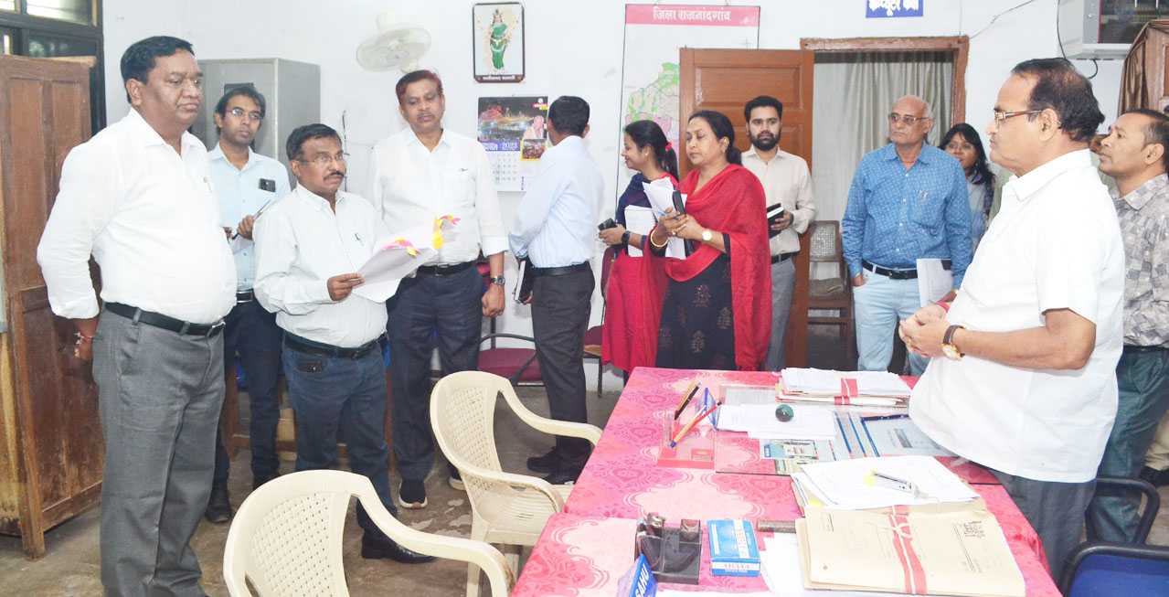 तीन गैरहाजिर कर्मियों का वेतन काटने निर्देश