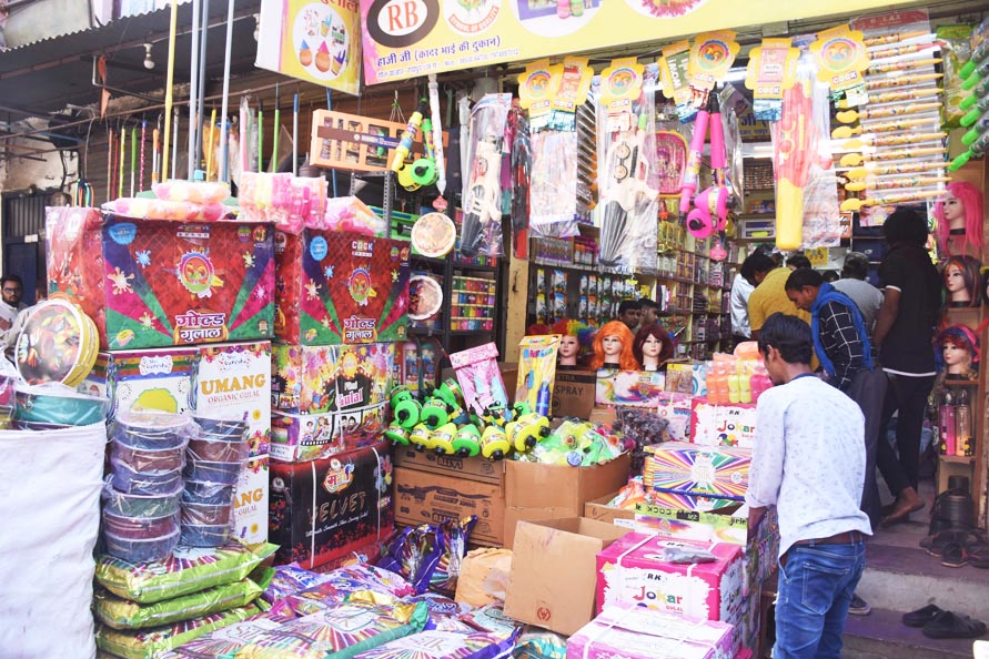 होली की धूम: रंग, गुलाल, पिचकारी से सजने लगा बाजार