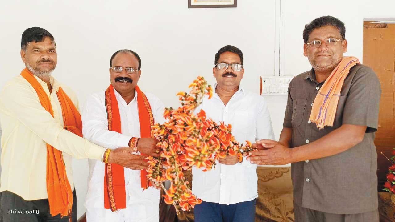 किसान नेता के नेतृत्व में सांसद को कराया लो वोल्टेज की समस्या से अवगत किसान नेता के नेतृत्व में सांसद को कराया लो वोल्टेज की समस्या से अवगत