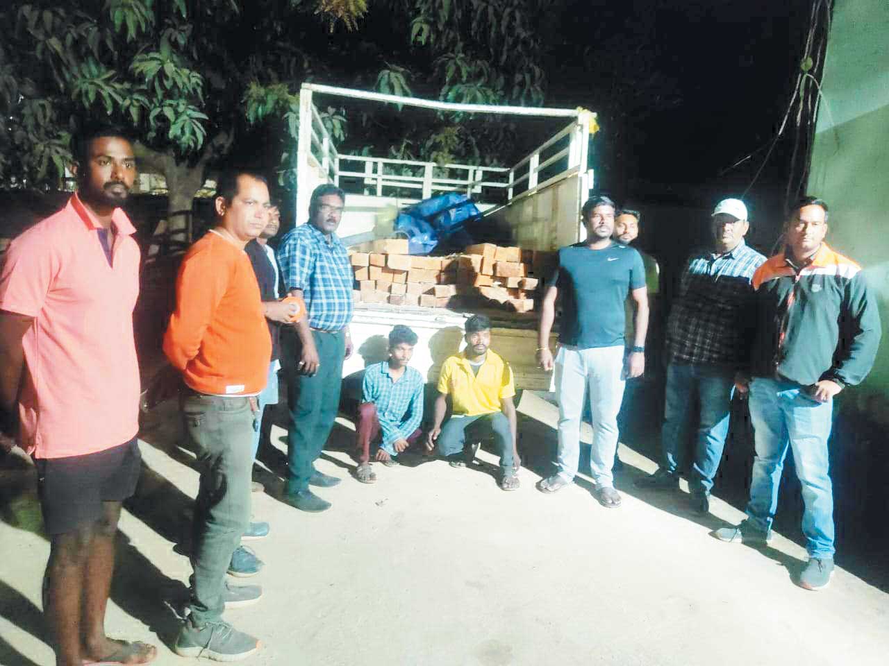 पिकअप से एक लाख की चिरान जब्त, 2 पकड़ाए