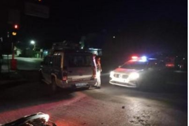 रफ्तार बाइक चबूतरे से टकराई, 2 दोस्तों की मौत, तीसरा गंभीर