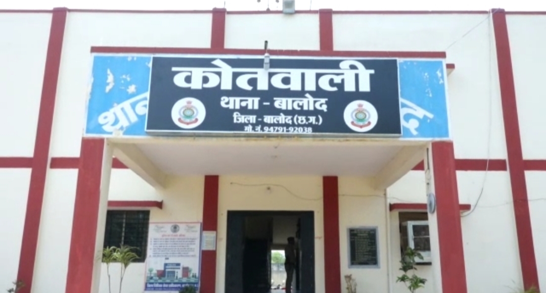एसपी बंगले से थोड़ी दूर लटकती मिली सड़ी गली लाश, जांच एसपी बंगले से थोड़ी दूर लटकती मिली सड़ी गली लाश, जांच