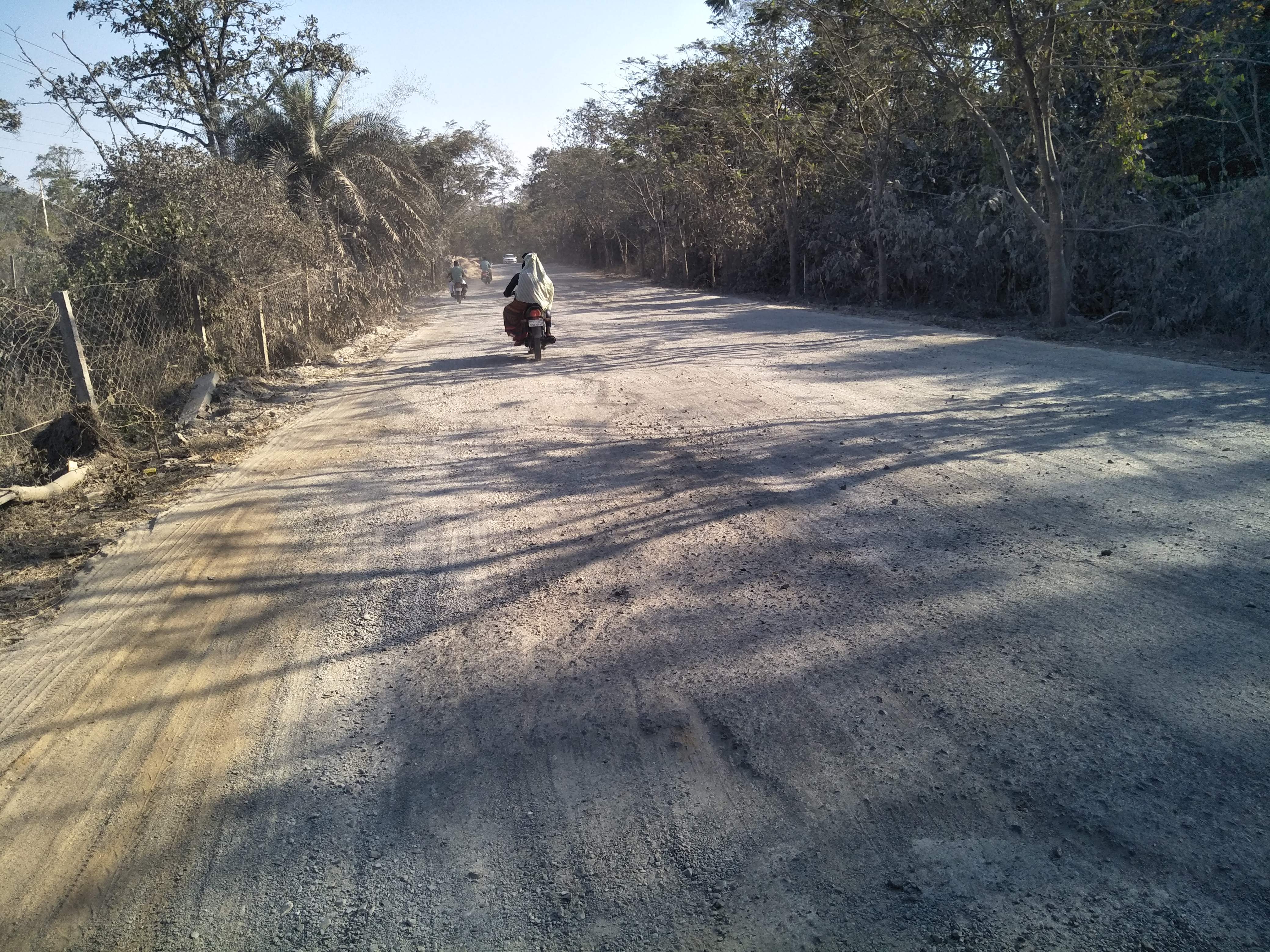 धूल के गुबार से राहगीर परेशान 