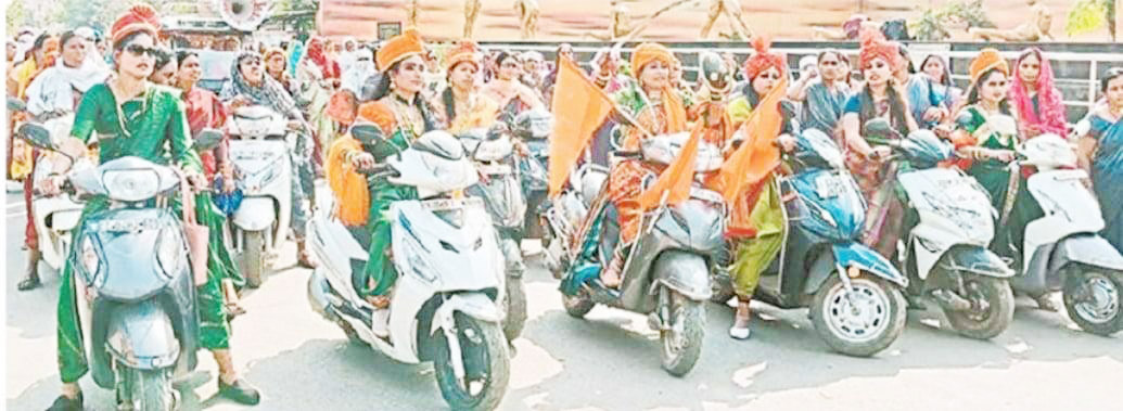 झांसी की रानी बनकर आंबा कार्यकताओं ने निकाली बाइक रैली