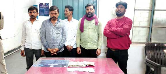 जुआं खेल रहे पांच गिरफ्तार, 44750 नकदी जब्त