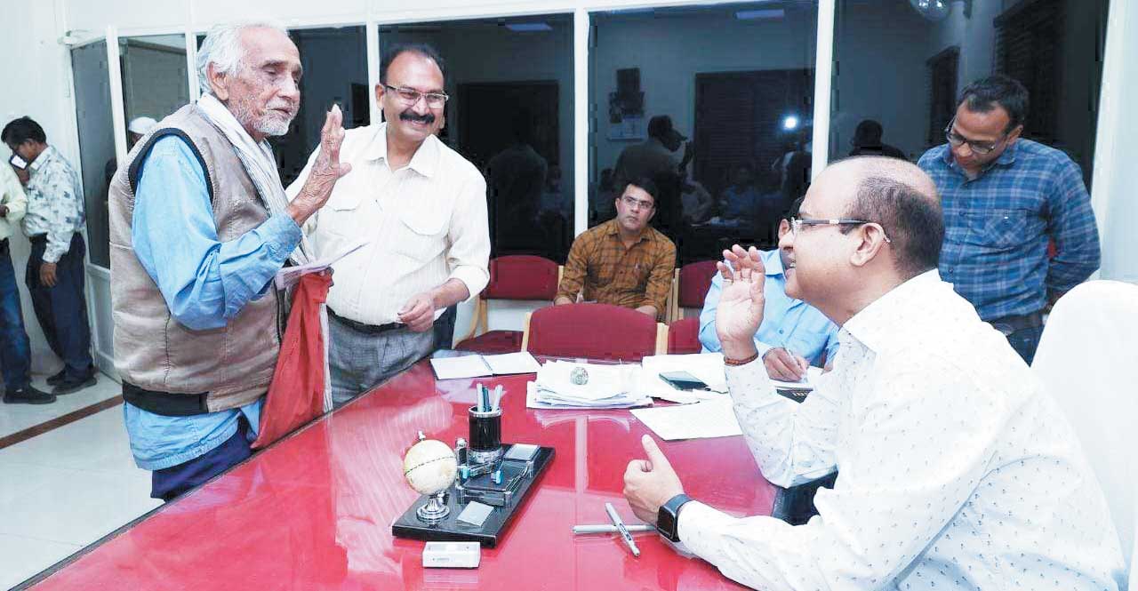 कलेक्टर ने पूछा-सुनात हे, बुजुर्ग जगत राम ने मुस्कुराते हुए कहा हां अब बने सुनात हे