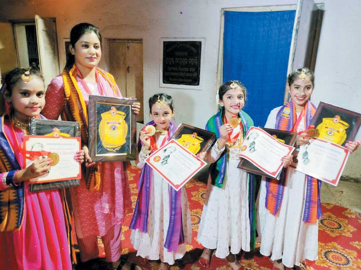 पुरी नृत्य महोत्सव में सम्मानित हुईं रायगढ़ की बेटियां