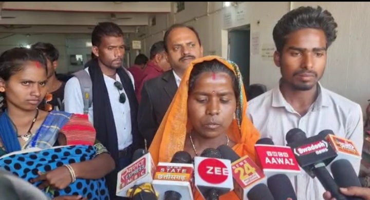 बेटे की प्रेम प्रसंग की वजह से गांववालों ने परिवार को किया बेघर