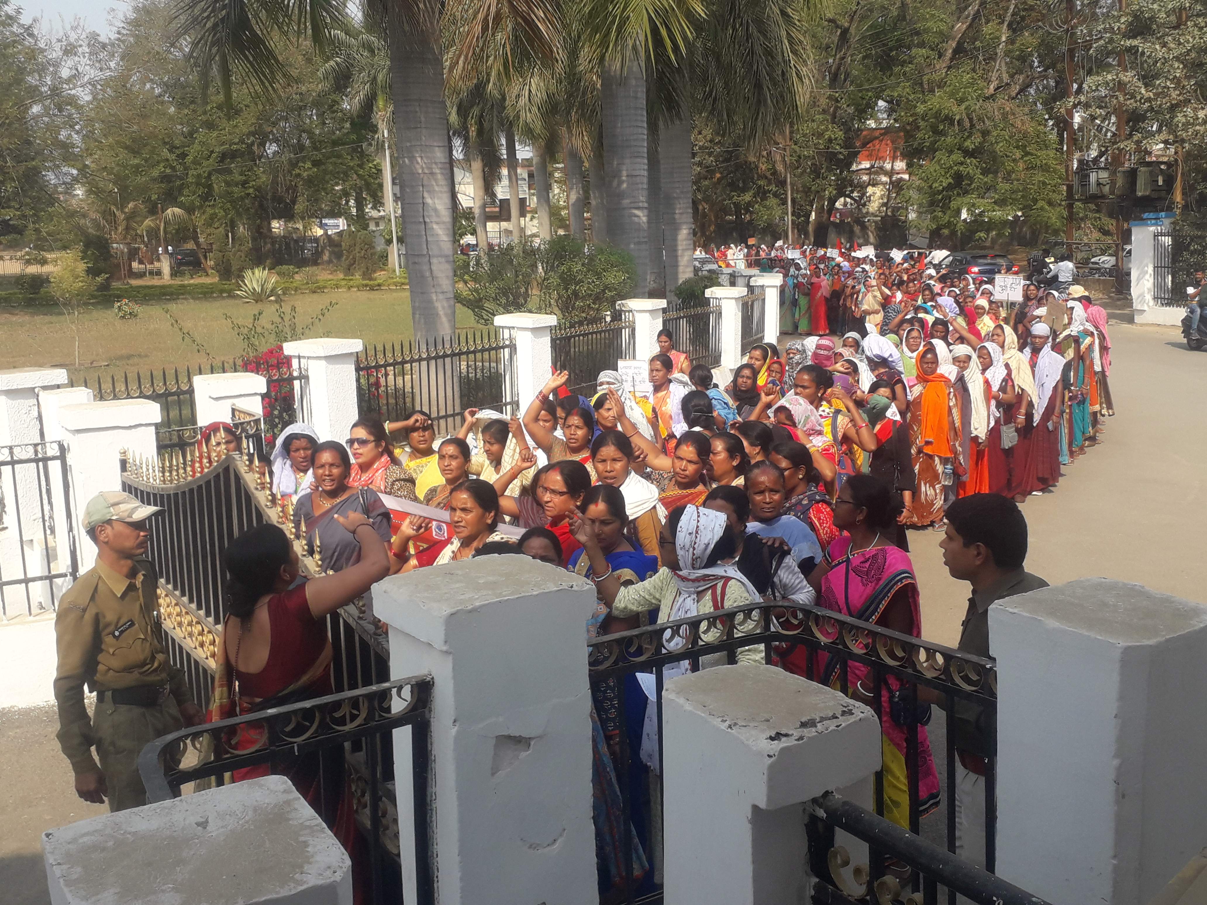 आंबा कार्यकर्ताओं ने कलेक्टोरेट घेरा, राज्यपाल के नाम कलेक्टर को सौंपा ज्ञापन