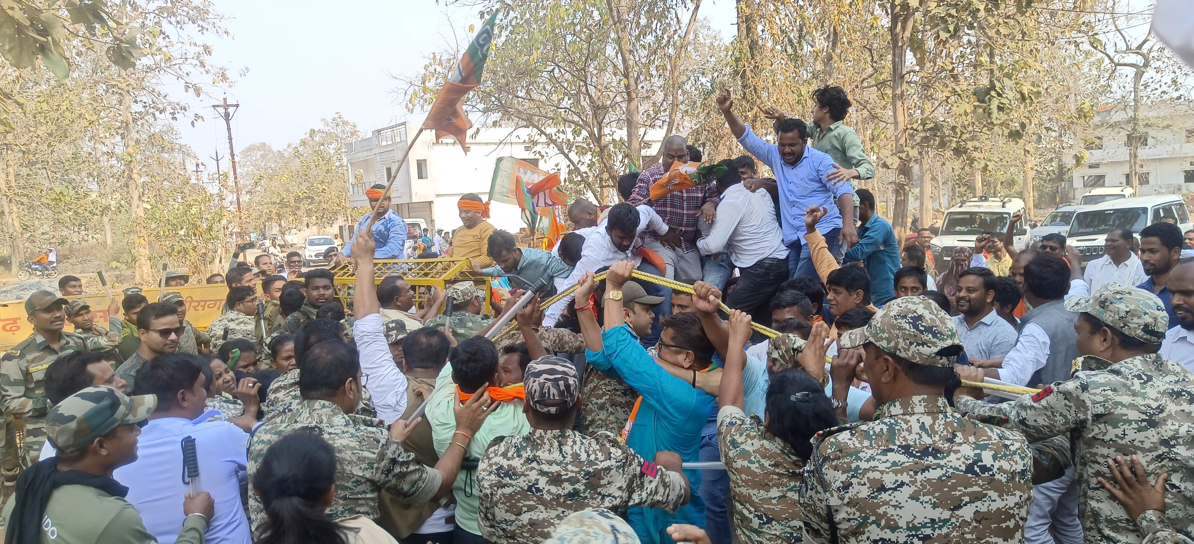  मोर आवास मोर अधिकार : भाजपाइयों ने घेरा विधायक निवास