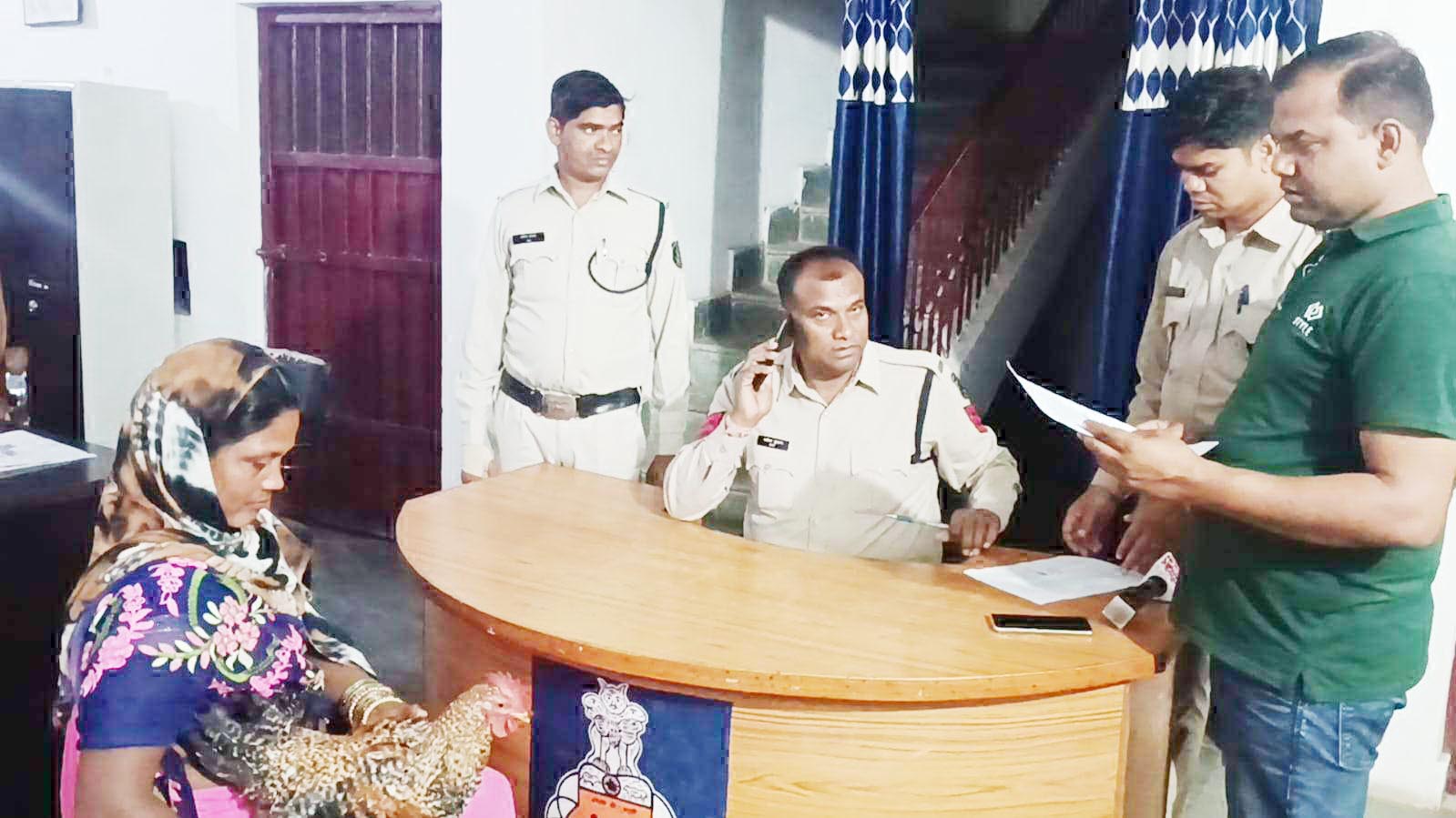 आदिवासी महिला पहुंची थाने, कहा-साहब मेरे मुर्गे को बचा लो