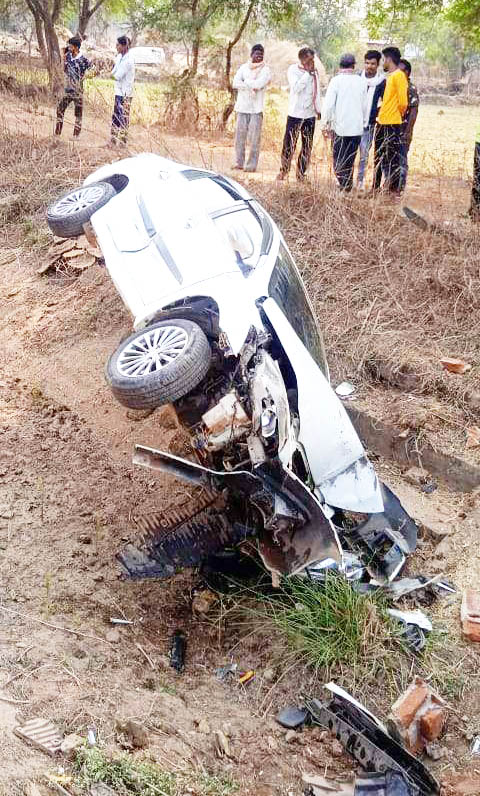 बेकाबू कार नाले में, ड्राइवर घायल बेकाबू कार नाले में, ड्राइवर घायल