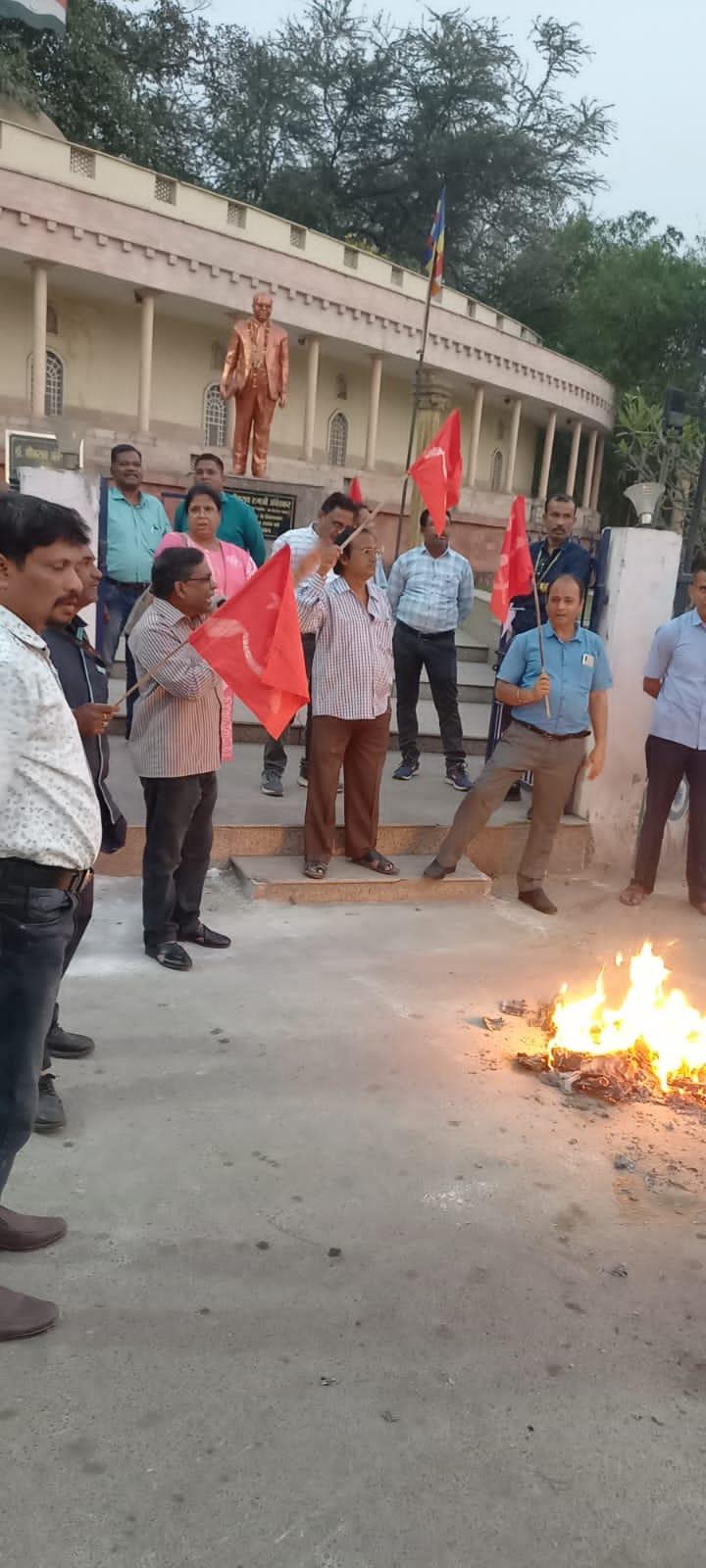 माकपा कार्यकर्ताओं ने मोदी अडानी का पुतला फूंका