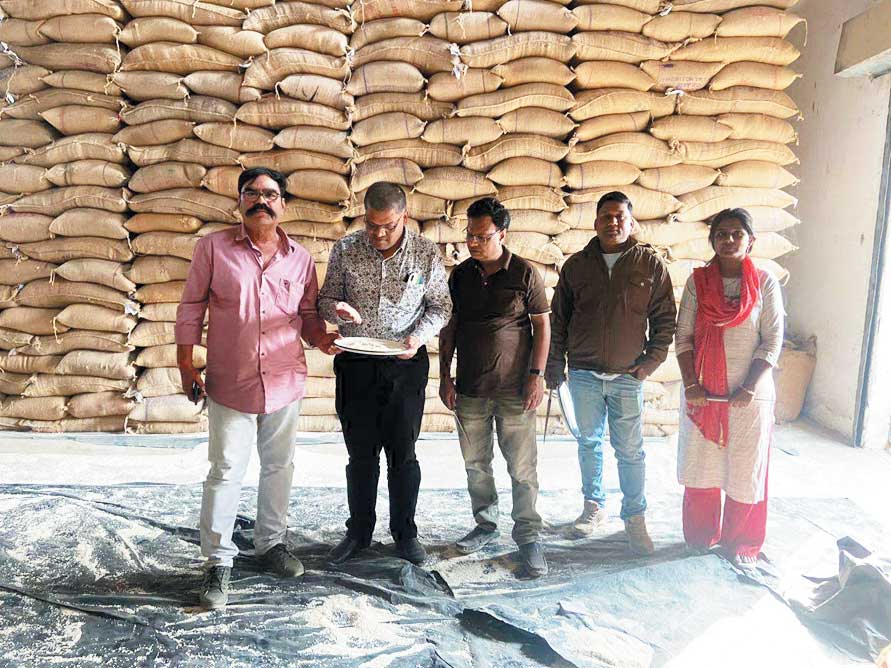 भारतीय खाद्य निगम के अफसरों का औचक निरीक्षण भारतीय खाद्य निगम के अफसरों का औचक निरीक्षण
