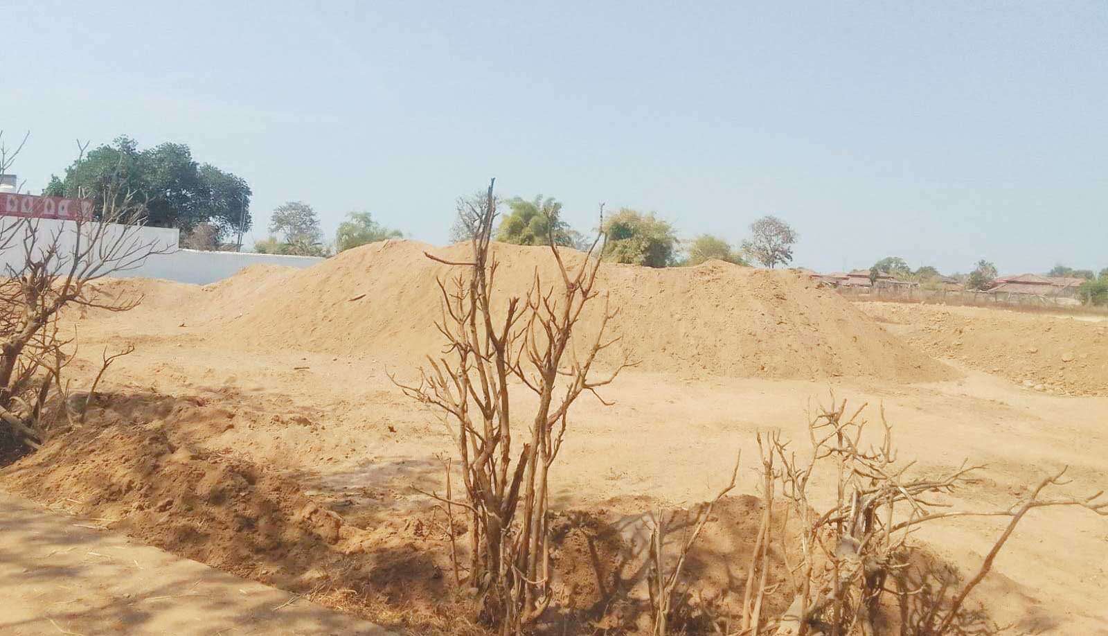 नाला से अवैध रूप से रेत खुदाई, जब्त