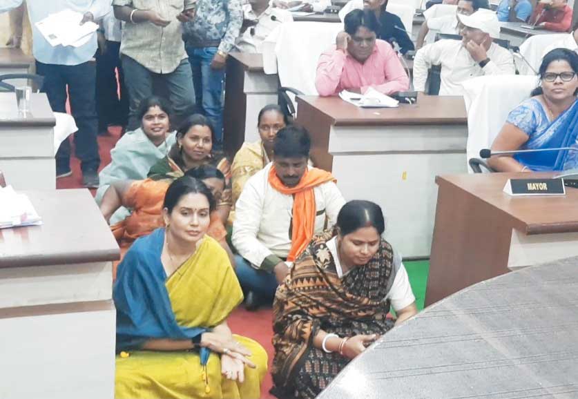 परिषद बैठक में जनहित के मुद्दे नदारद, नाराज भाजपा पार्षद बैठे धरने पर 