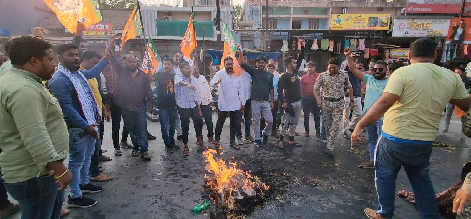 युवा मोर्चा ने किया पुतला दहन युवा मोर्चा ने किया पुतला दहन