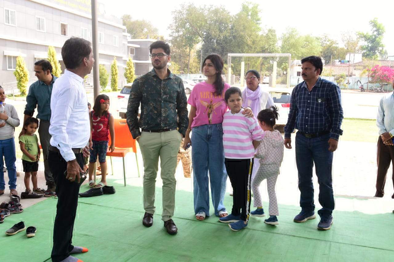 कलेक्टर ने सपरिवार आत्मानन्द स्कूल में तारामंडल के थ्रीडी शो का लिया आनन्द कलेक्टर ने सपरिवार आत्मानन्द स्कूल में तारामंडल के थ्रीडी शो का लिया आनन्द