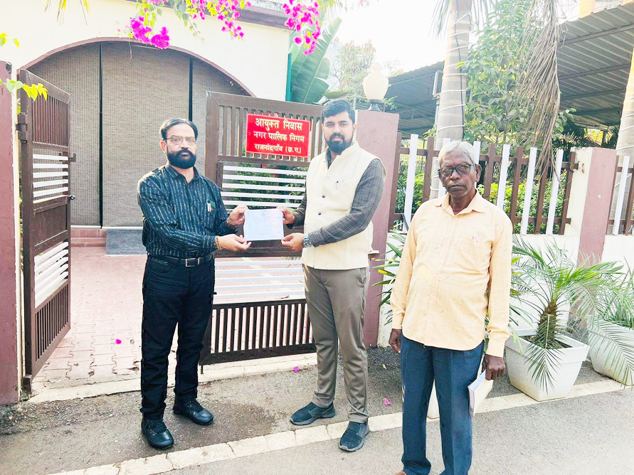 आयुक्त ने किया जलकर व समेकित कर का भुगतान