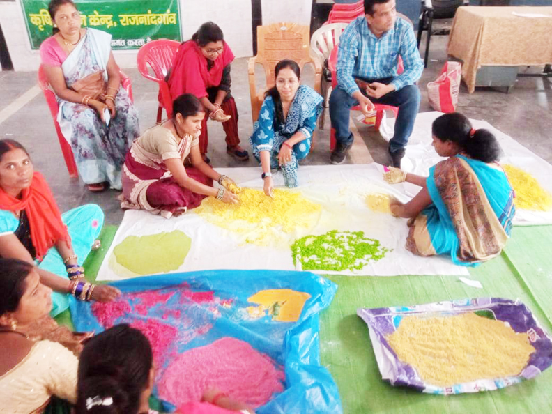 हर्बल गुलाल बनाने दिया प्रशिक्षण