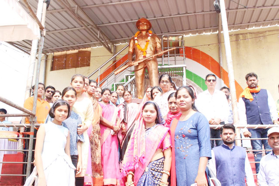 शहीद यदु को मेयर ने दी श्रद्धांजलि