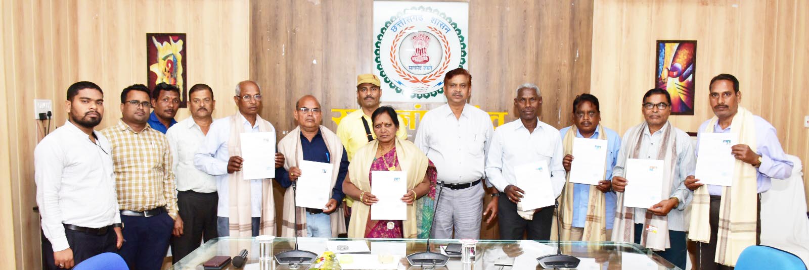 सेवानिवृत्त 8 शासकीय सेवकों का सम्मान