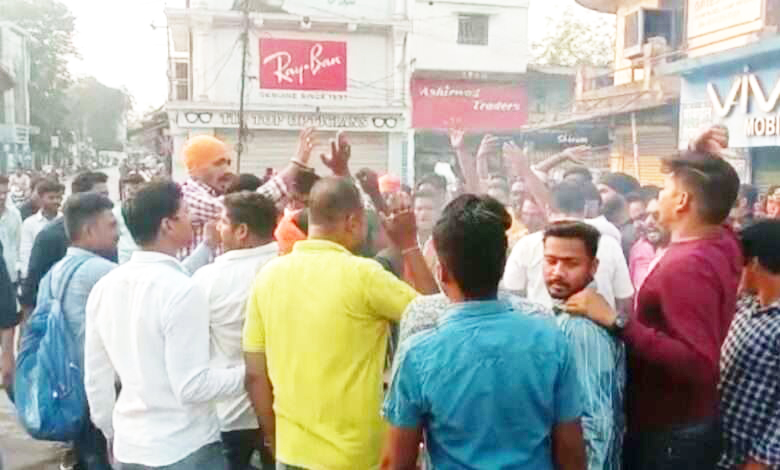 रेत माफियाओं के विरोध में भाजयुमो ने फूंका गृह मंत्री का पुतला