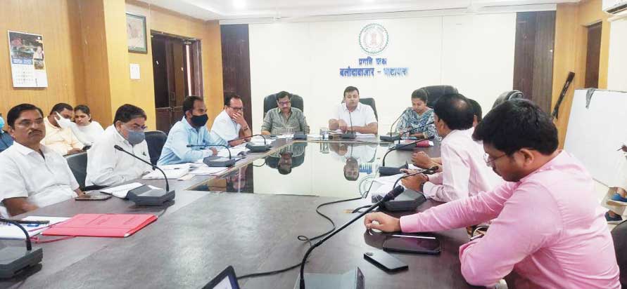 फील्ड में जाकर फ्लैगशिप योजनाओं के क्रियान्वयन में तेजी लाएं-कलेक्टर फील्ड में जाकर फ्लैगशिप योजनाओं के क्रियान्वयन में तेजी लाएं-कलेक्टर
