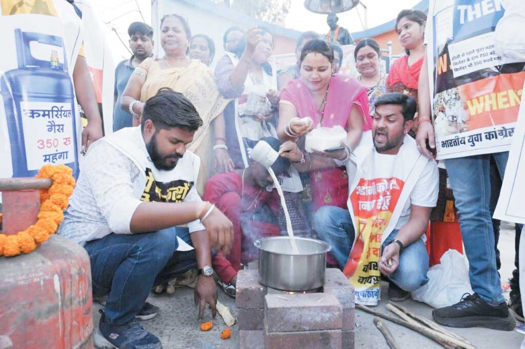घरेलू गैस के बढ़ते दाम को लेकर युवा कांग्रेस का अनोखा प्रदर्शन