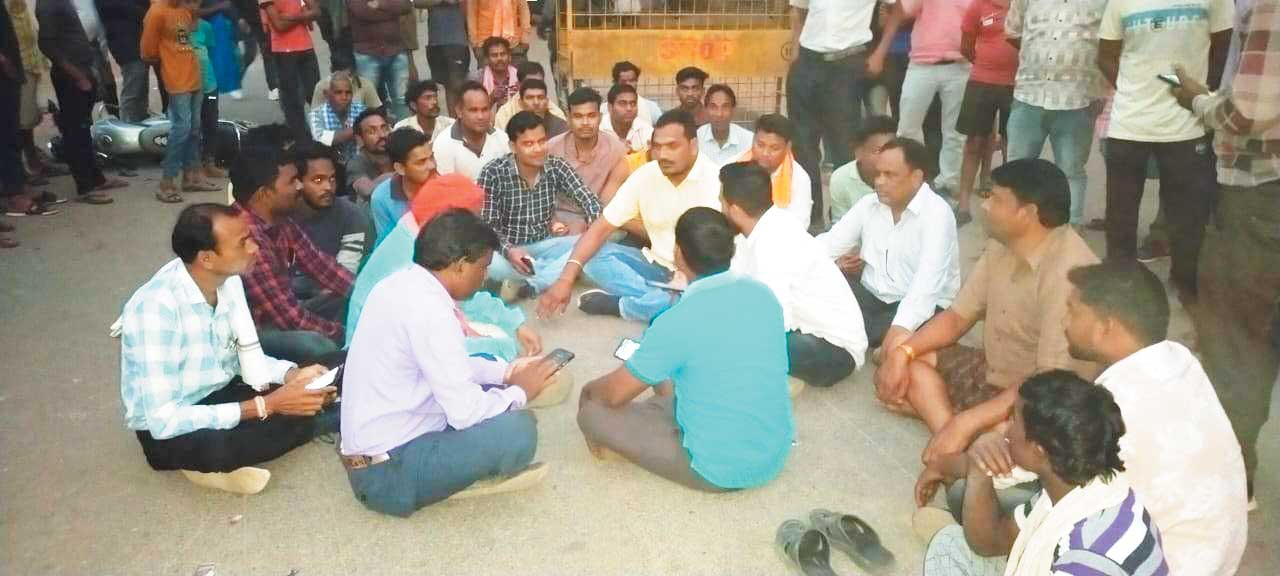 कैप्सूल वाहन ने बाईक सवार दंपत्ति को कुचला